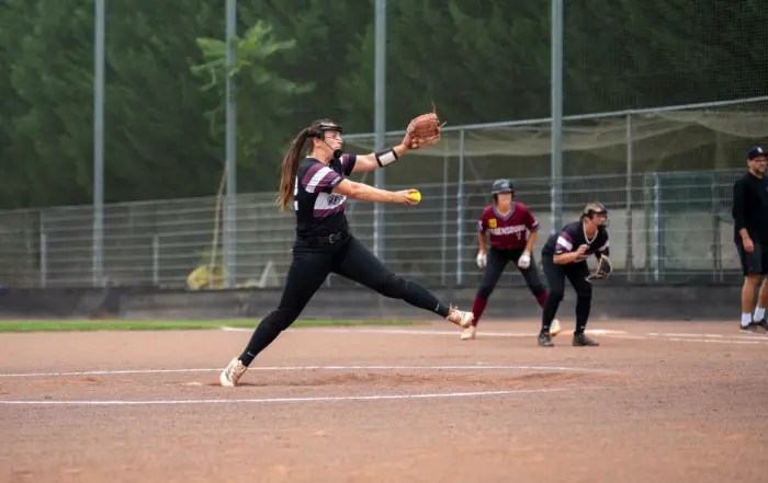 Damen Softball Pitcherin