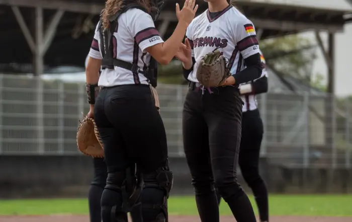 Pitcher und Catcher der Vermins klatschen sich ab