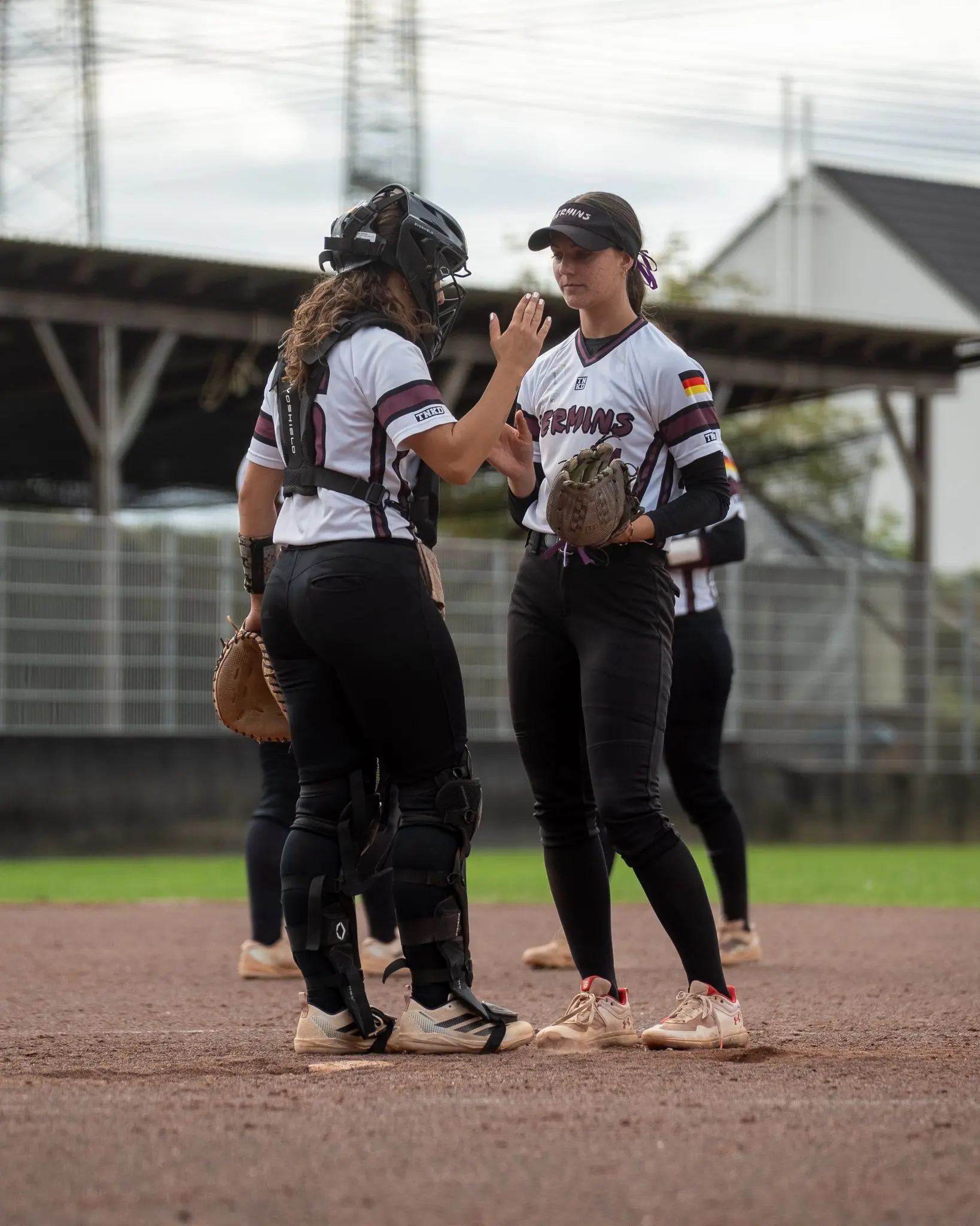 Pitcher und Catcher der Vermins klatschen sich ab